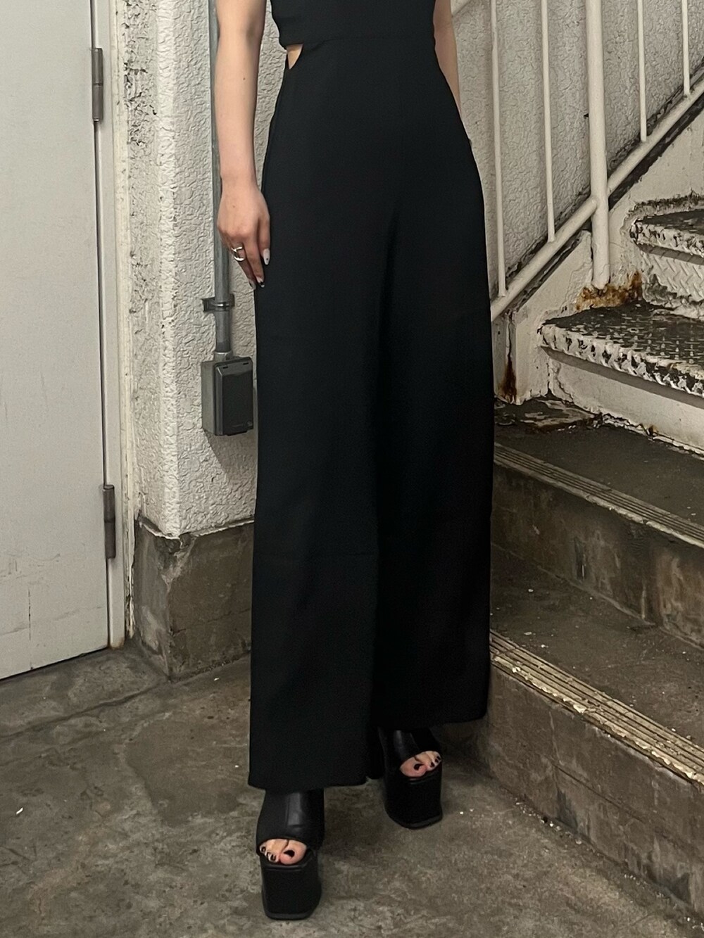 ブラック系のつなぎ/オールインワン、ブラック系のサンダルを着用したレディースの夏コーディネートの5枚目の写真