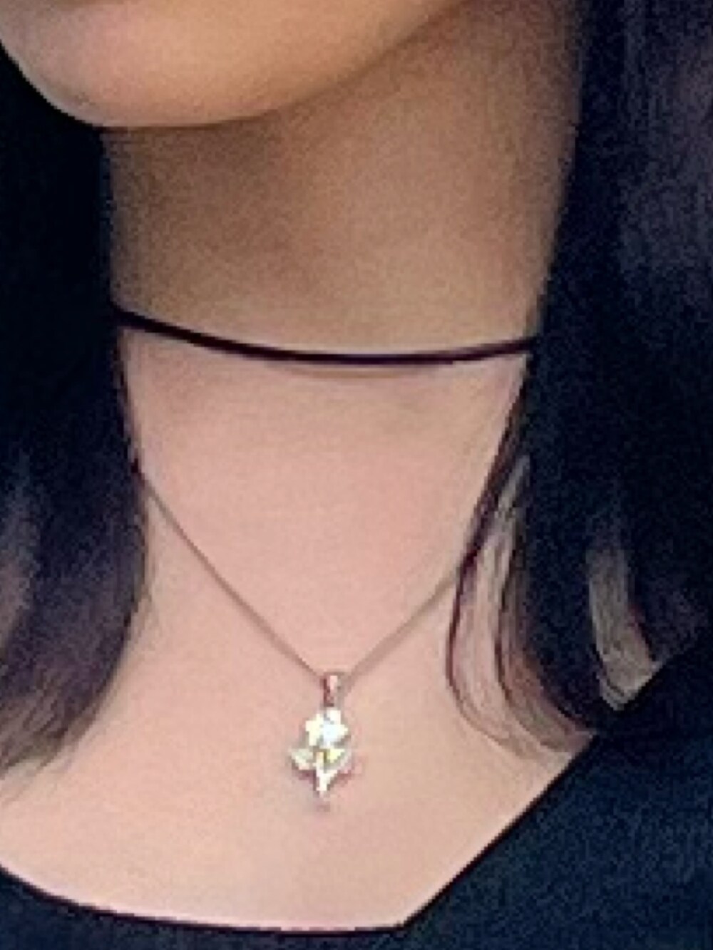 ブラック系のワンピース、ブラック系のハンドバッグ、ブラック系のシャツ/ブラウスを着用したレディースの春コーディネートの7枚目の写真