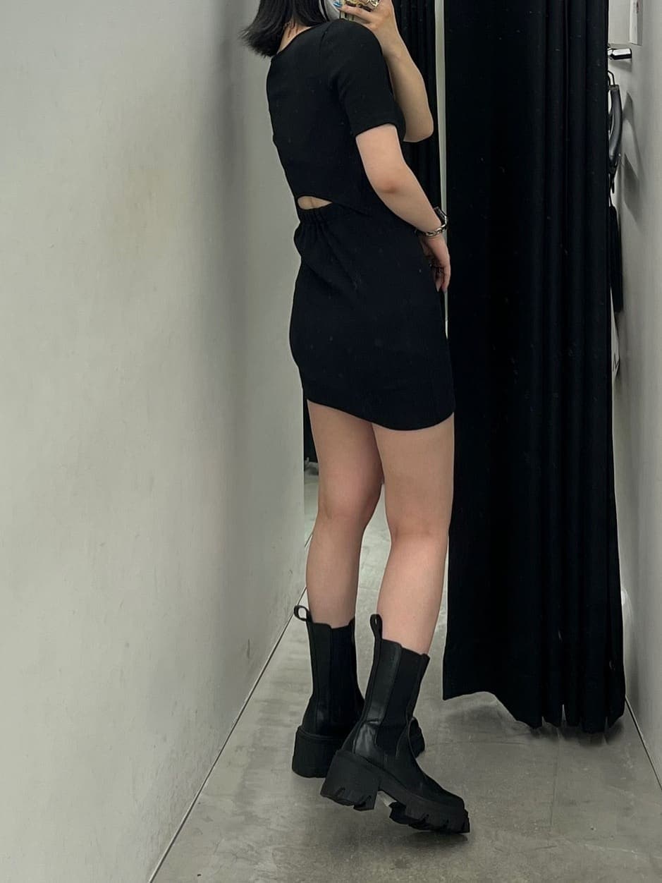 ブラック系のワンピース、ブラック系のブーツを着用したレディースの夏コーディネートの3枚目の写真