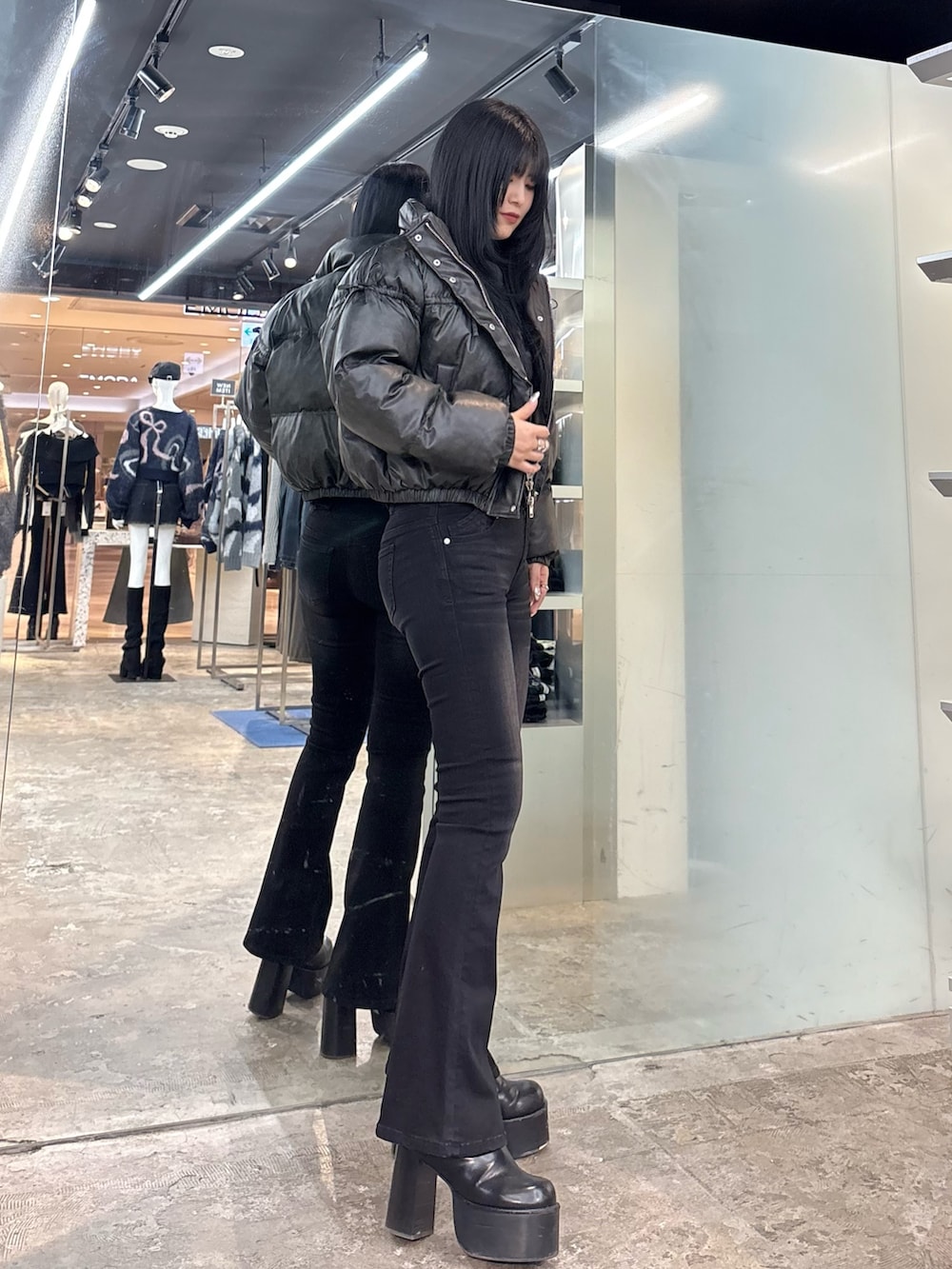 グレー系のニット/セーター、その他のダウンジャケット/コート、ブラック系のデニムパンツを着用したレディースの冬コーディネートの2枚目の写真