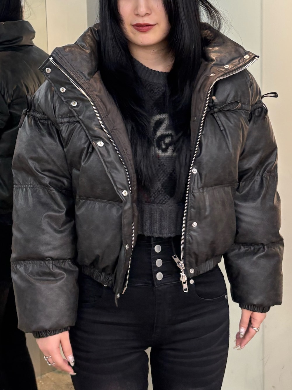 グレー系のニット/セーター、その他のダウンジャケット/コート、ブラック系のデニムパンツを着用したレディースの冬コーディネートの4枚目の写真