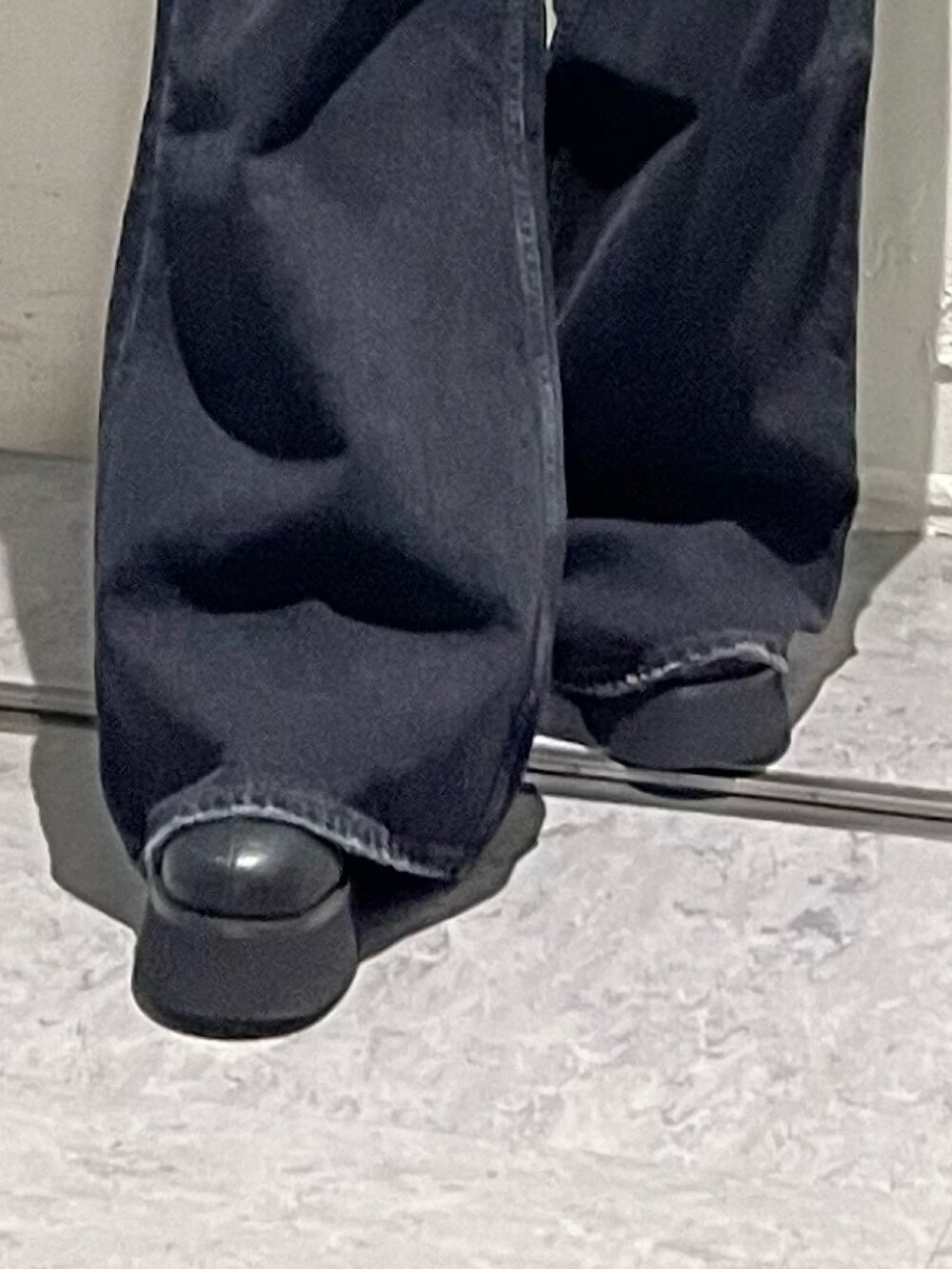 ブラック系のカーディガン/ボレロ、ブラック系のデニムパンツ、ブラック系のブーツを着用したレディースの秋コーディネートの8枚目の写真