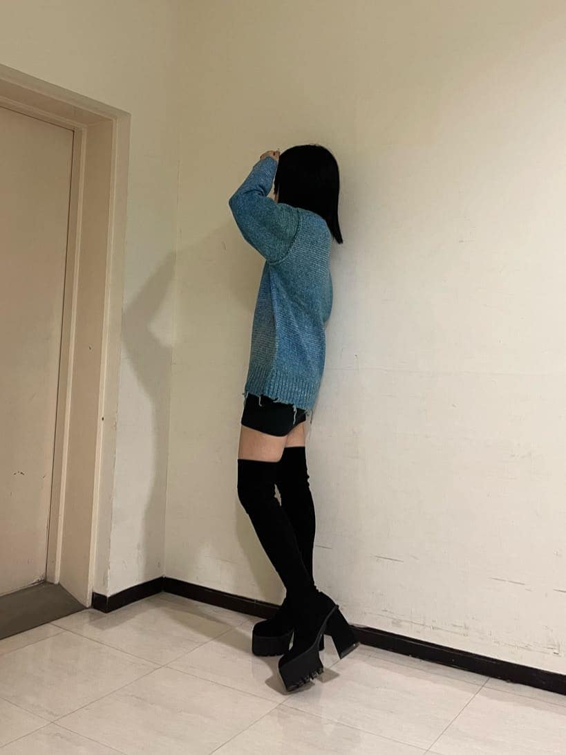 ブラック系のスカート、ブラック系のブーツ、ブラック系のスカートを着用したレディースの秋コーディネートの4枚目の写真