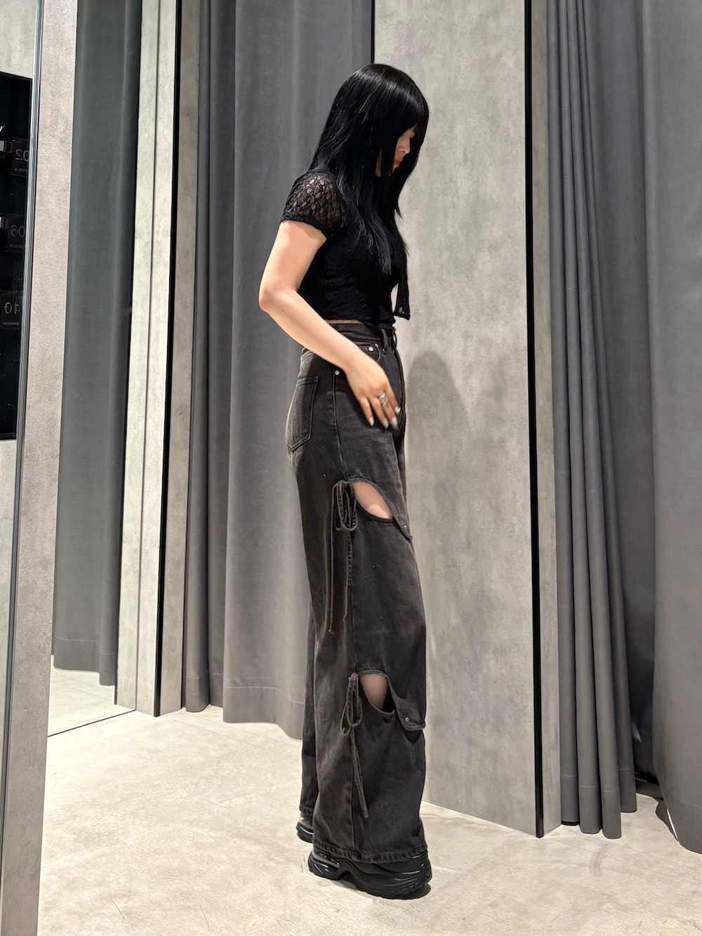 ブラック系のTシャツ/カットソー、ブラック系のデニムパンツ、ブラック系のサンダルを着用したレディースの夏コーディネートの2枚目の写真