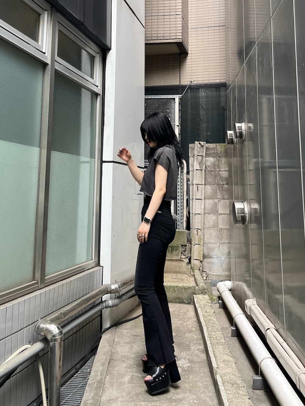 グレー系のTシャツ/カットソー、ブラック系のデニムパンツ、ブラック系のサンダルを着用したレディースの夏コーディネートの2枚目の写真