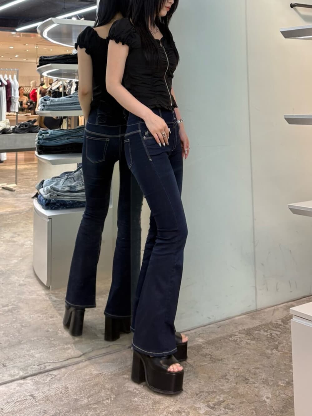 ブルー系のデニムパンツ、ブラック系のサンダル、ブラック系のシャツ/ブラウスを着用したレディースの夏コーディネートの2枚目の写真