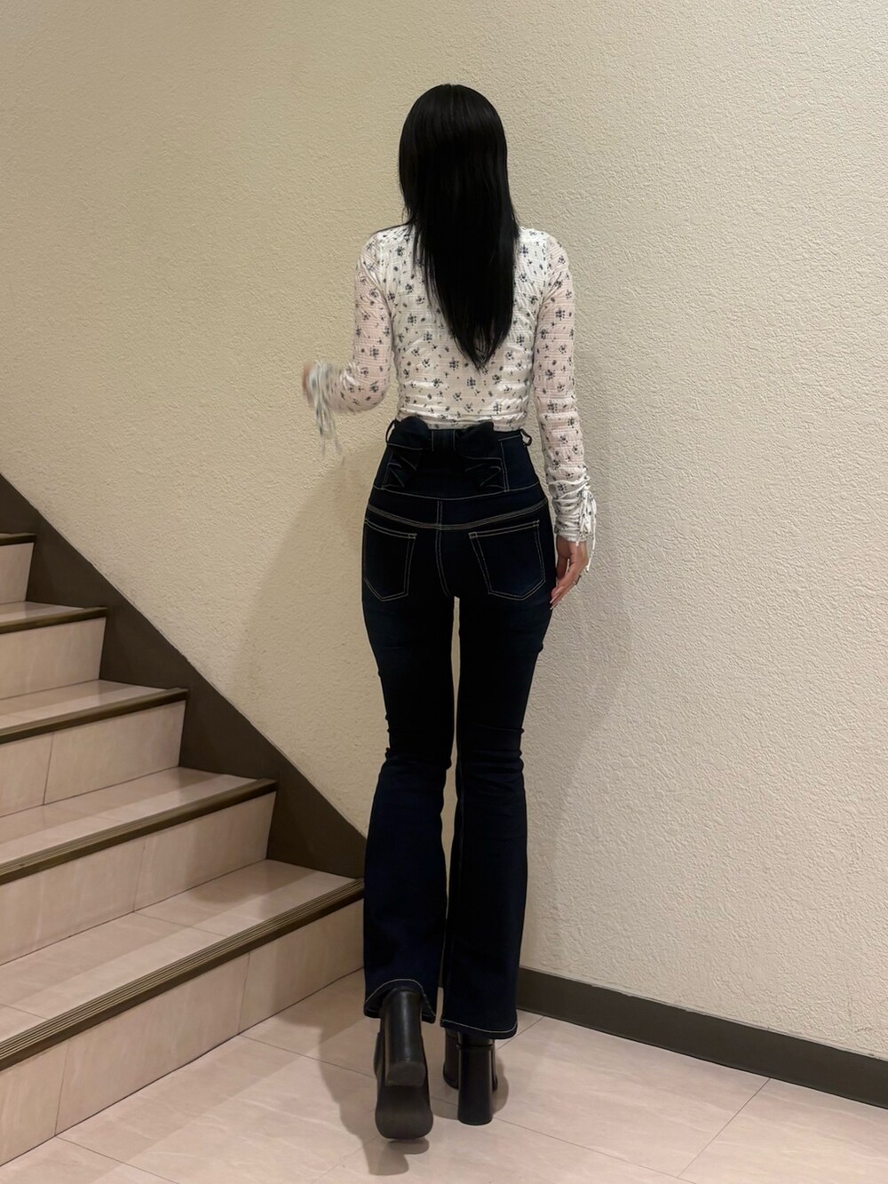 ホワイト系のTシャツ/カットソー、ブルー系のデニムパンツ、ブラック系のサンダルを着用したレディースの春コーディネートの3枚目の写真