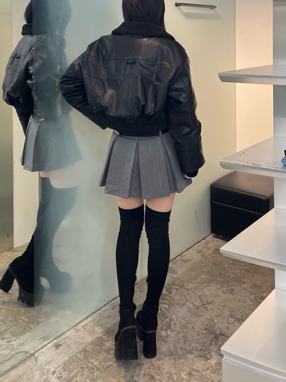 ブラック系のTシャツ/カットソー、ブラック系のブルゾン、グレー系のスカートを着用したレディースの秋コーディネートの4枚目の写真