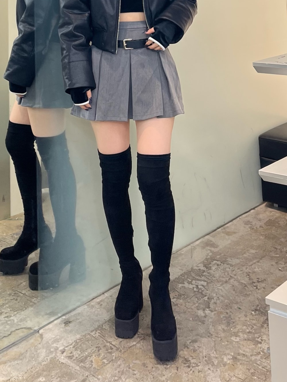 ブラック系のTシャツ/カットソー、ブラック系のブルゾン、グレー系のスカートを着用したレディースの秋コーディネートの9枚目の写真