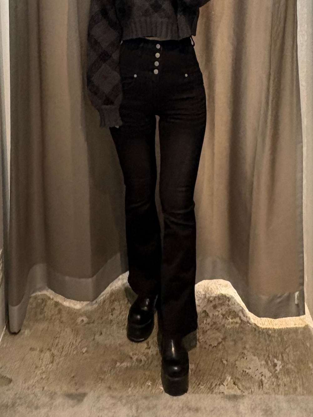 グレー系のニット/セーター、その他のダウンジャケット/コート、ブラック系のデニムパンツを着用したレディースの冬コーディネートの6枚目の写真