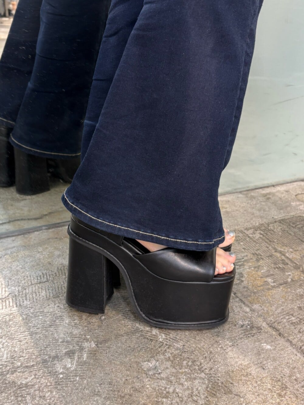 ブルー系のデニムパンツ、ブラック系のサンダル、ブラック系のシャツ/ブラウスを着用したレディースの夏コーディネートの6枚目の写真