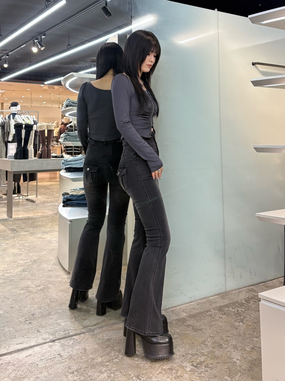 グレー系のTシャツ/カットソー、ブラック系のデニムパンツ、ブラック系のローファーを着用したレディースの秋コーディネートの2枚目の写真