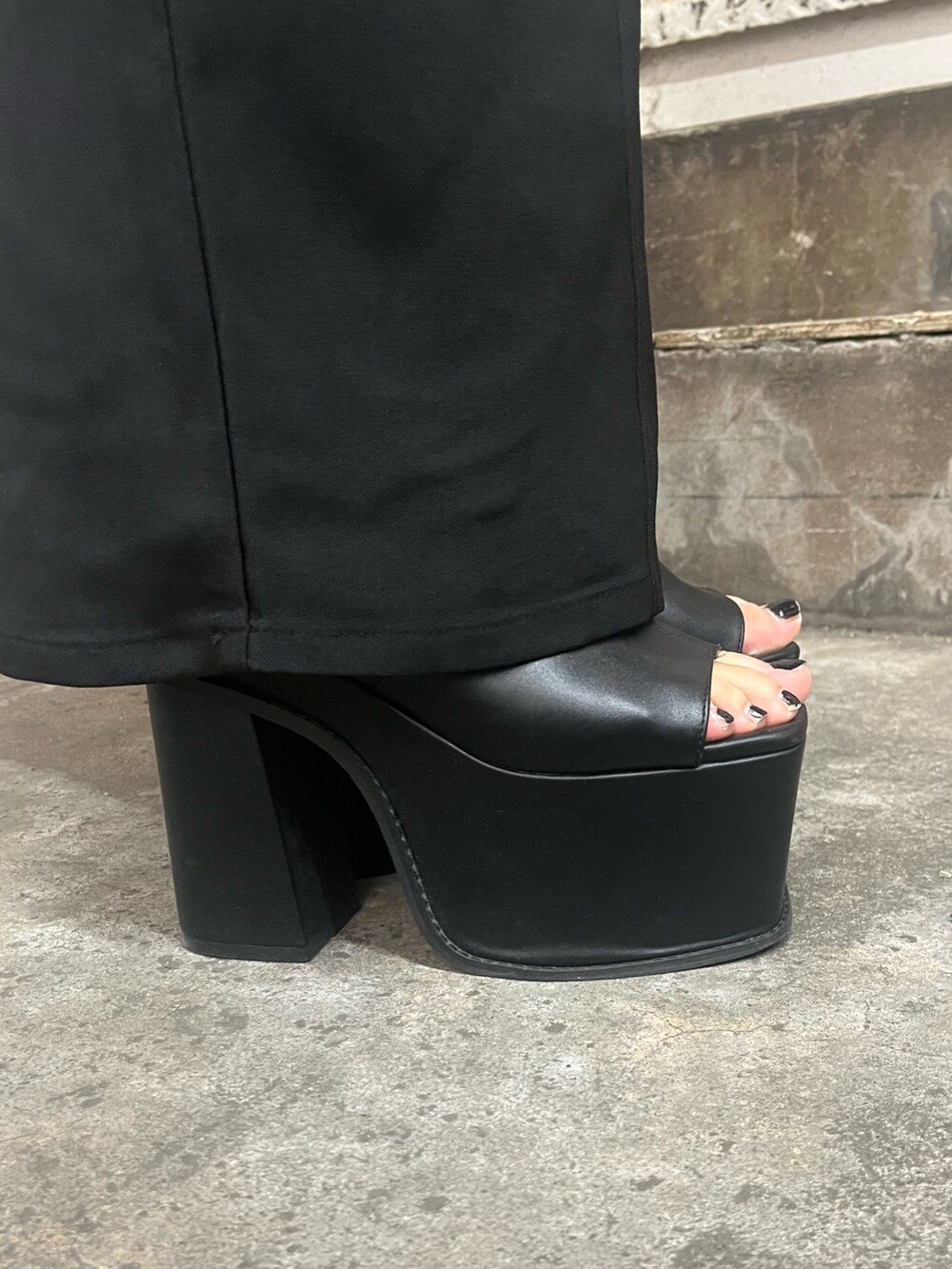 ブラック系のつなぎ/オールインワン、ブラック系のサンダルを着用したレディースの夏コーディネートの6枚目の写真