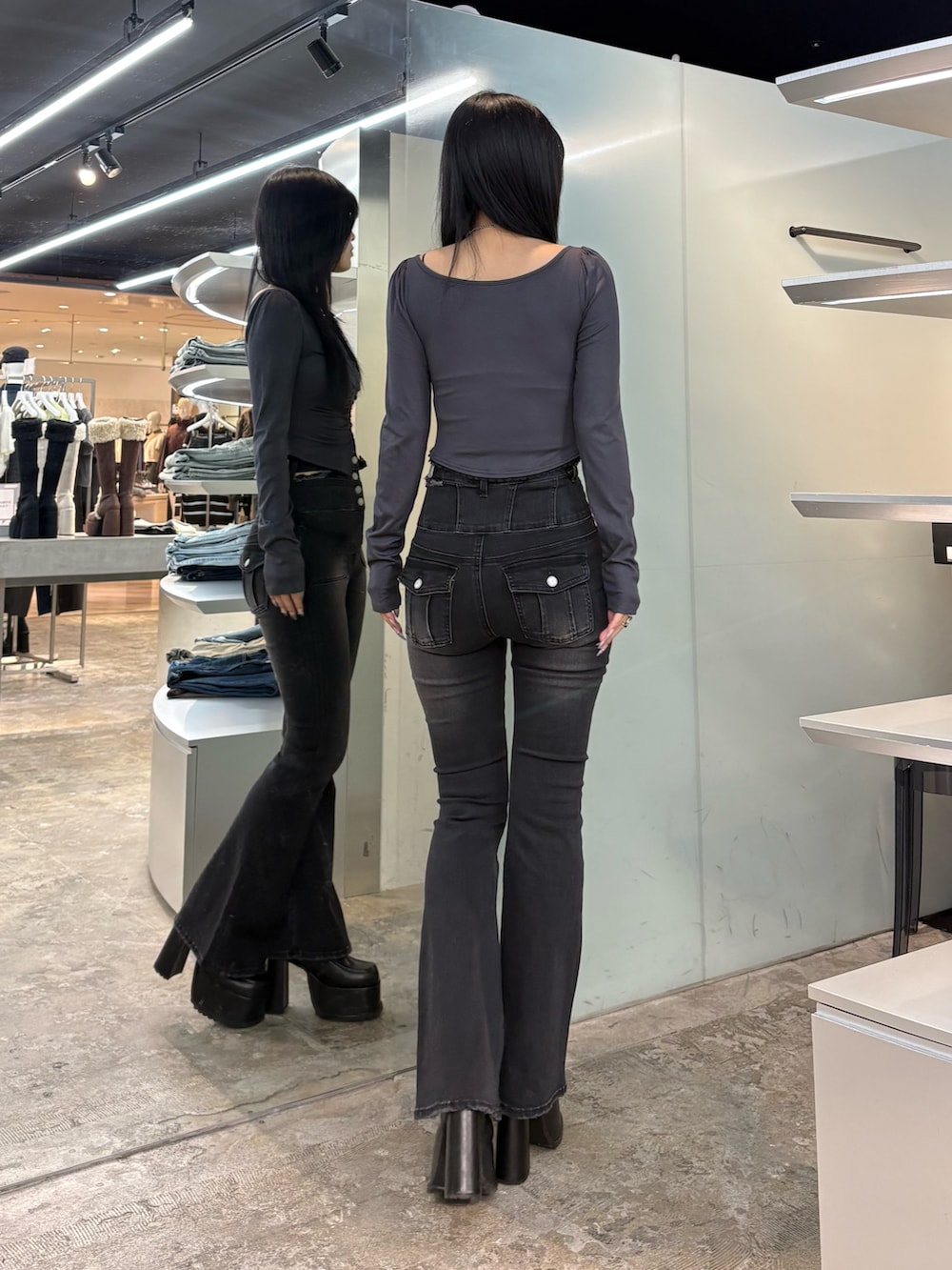 グレー系のTシャツ/カットソー、ブラック系のデニムパンツ、ブラック系のローファーを着用したレディースの秋コーディネートの3枚目の写真