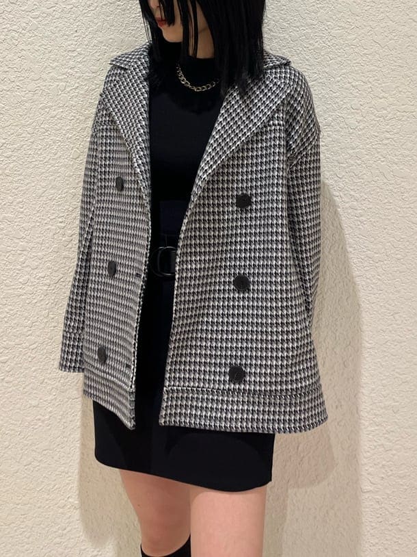 ブラック系のブーツ、その他のテーラードジャケット、ブラック系のスカートを着用したレディースの秋コーディネートの6枚目の写真