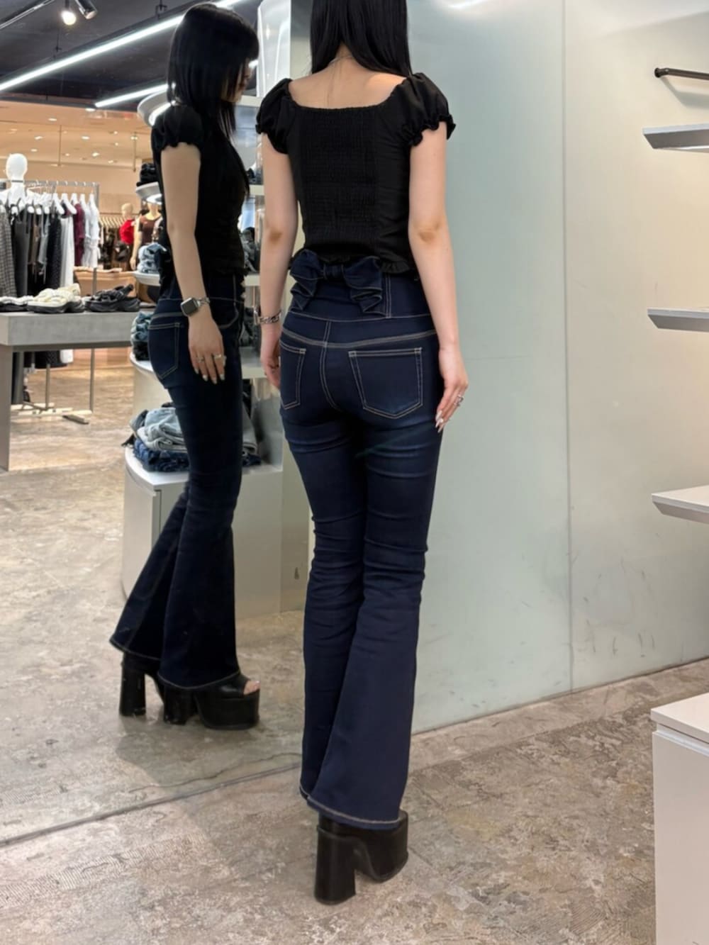 ブルー系のデニムパンツ、ブラック系のサンダル、ブラック系のシャツ/ブラウスを着用したレディースの夏コーディネートの3枚目の写真