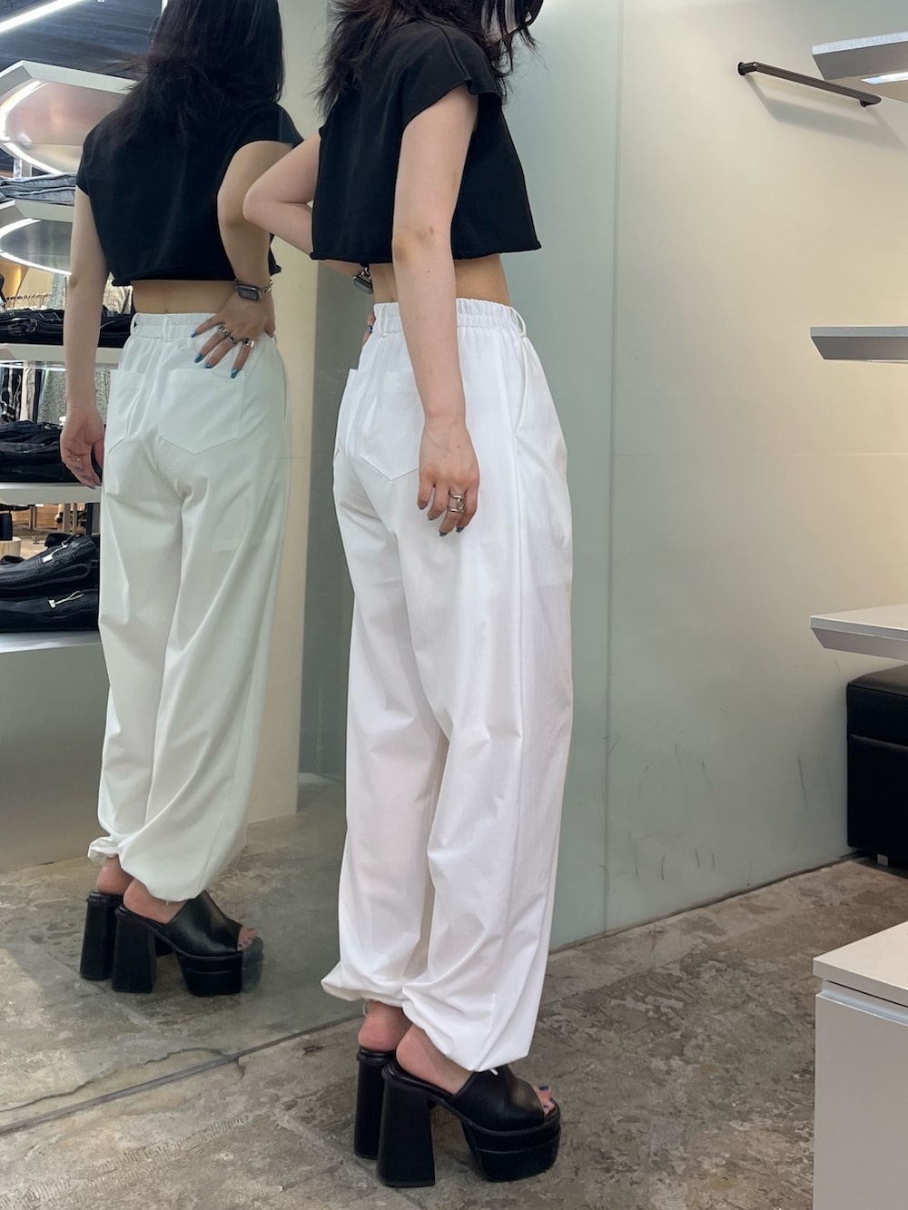 ブラック系のTシャツ/カットソー、ホワイト系のその他パンツ、ブラック系のサンダルを着用したレディースの夏コーディネートの4枚目の写真