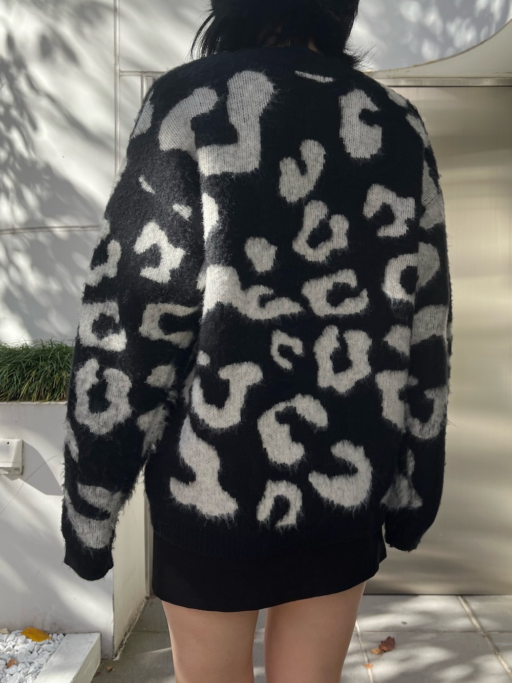 ブラック系のダウンジャケット/コート、ブラック系のニット/セーター、ブラック系のスカートを着用したレディースの冬コーディネートの8枚目の写真