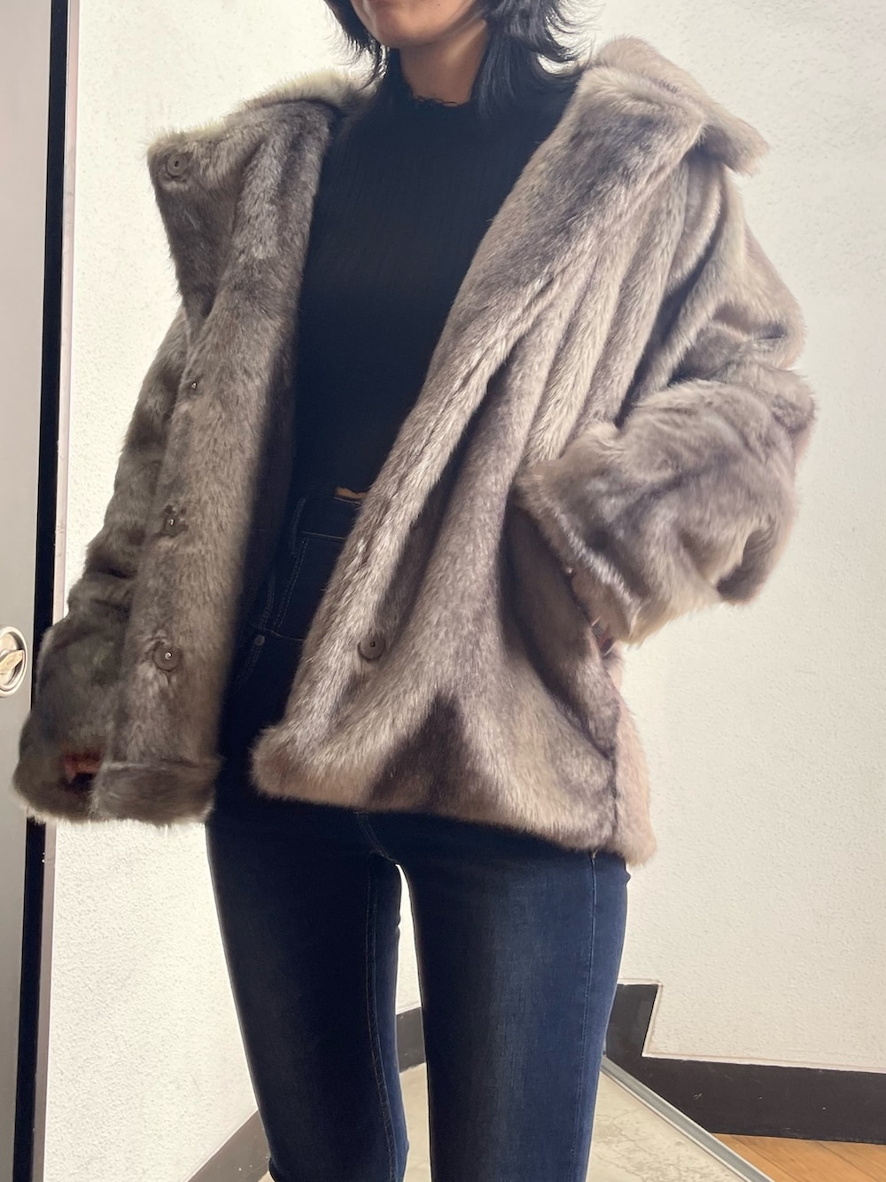 ブラック系のローファー、ブルー系のデニムパンツ、グレー系のその他アウターを着用したレディースの秋コーディネートの5枚目の写真