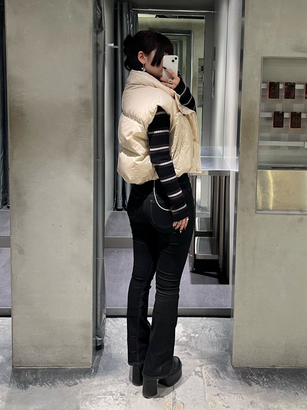 その他のニット/セーター、ホワイト系のダウンベスト、ブラック系のデニムパンツを着用したレディースの秋コーディネートの3枚目の写真