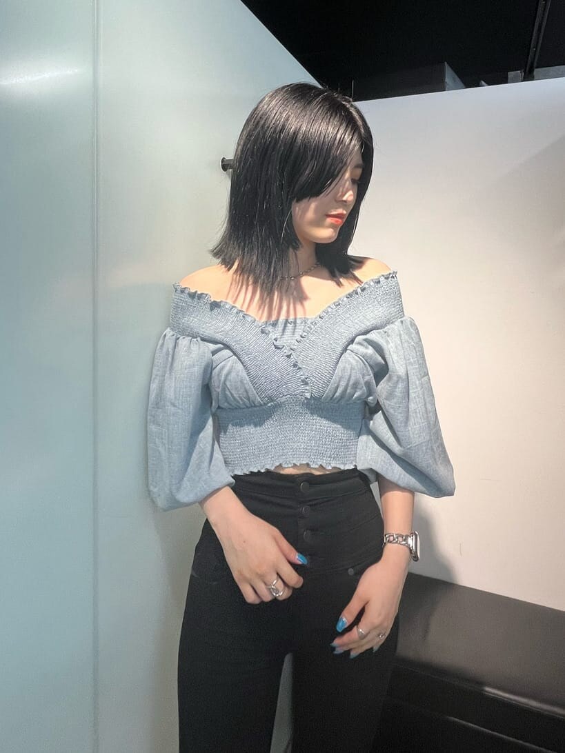 ブラック系のデニムパンツ、ブルー系のシャツ/ブラウスを着用したレディースの夏コーディネートの2枚目の写真