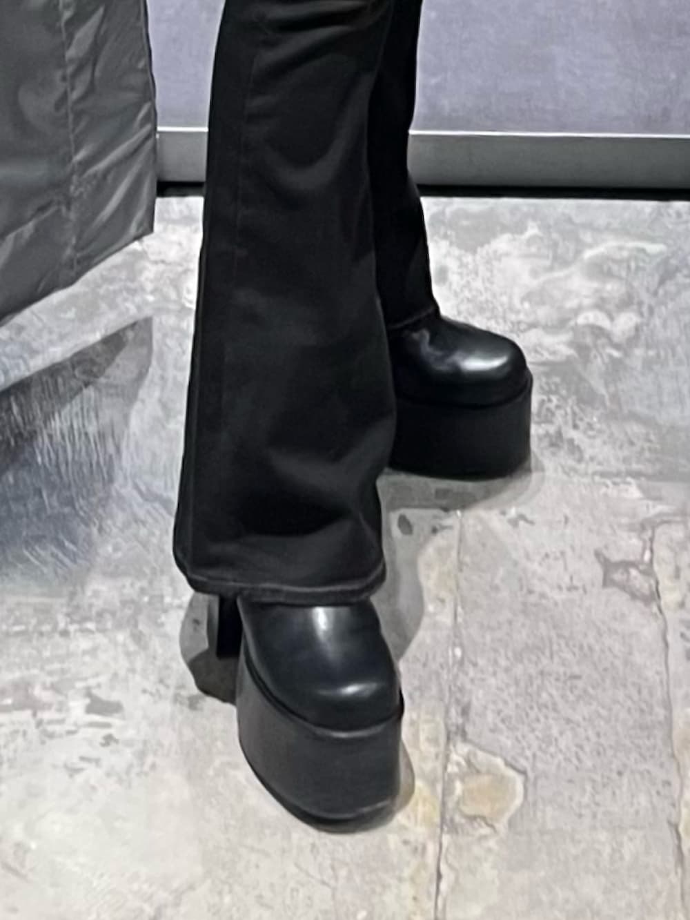 ブラック系のニット/セーター、ブラック系のデニムパンツ、ブラック系のブーツを着用したレディースの冬コーディネートの6枚目の写真