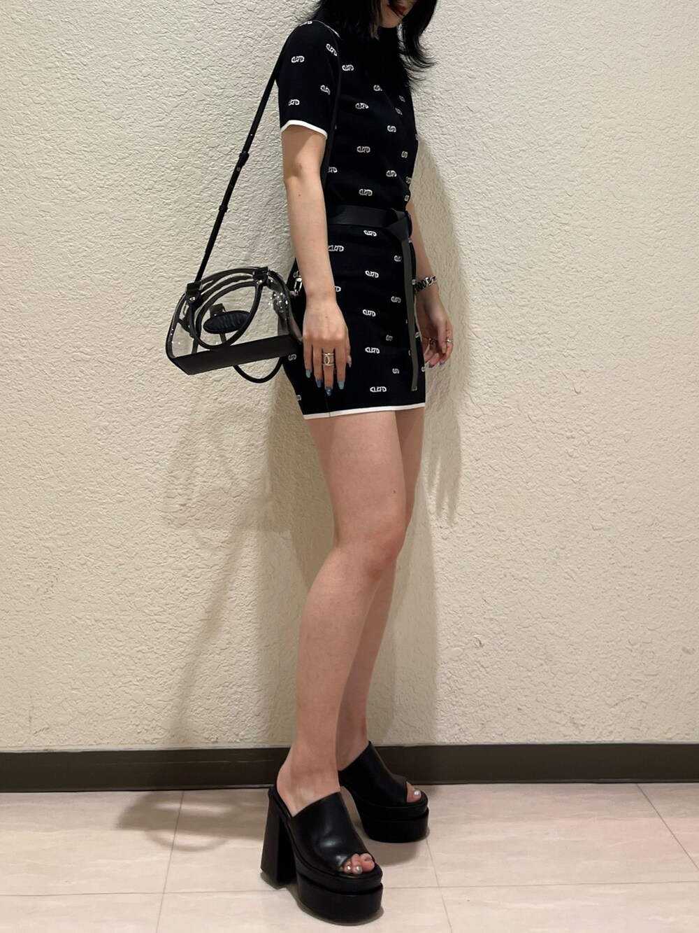 ブラック系のワンピース、その他のハンドバッグ、ブラック系のサンダルを着用したレディースの春コーディネートの3枚目の写真