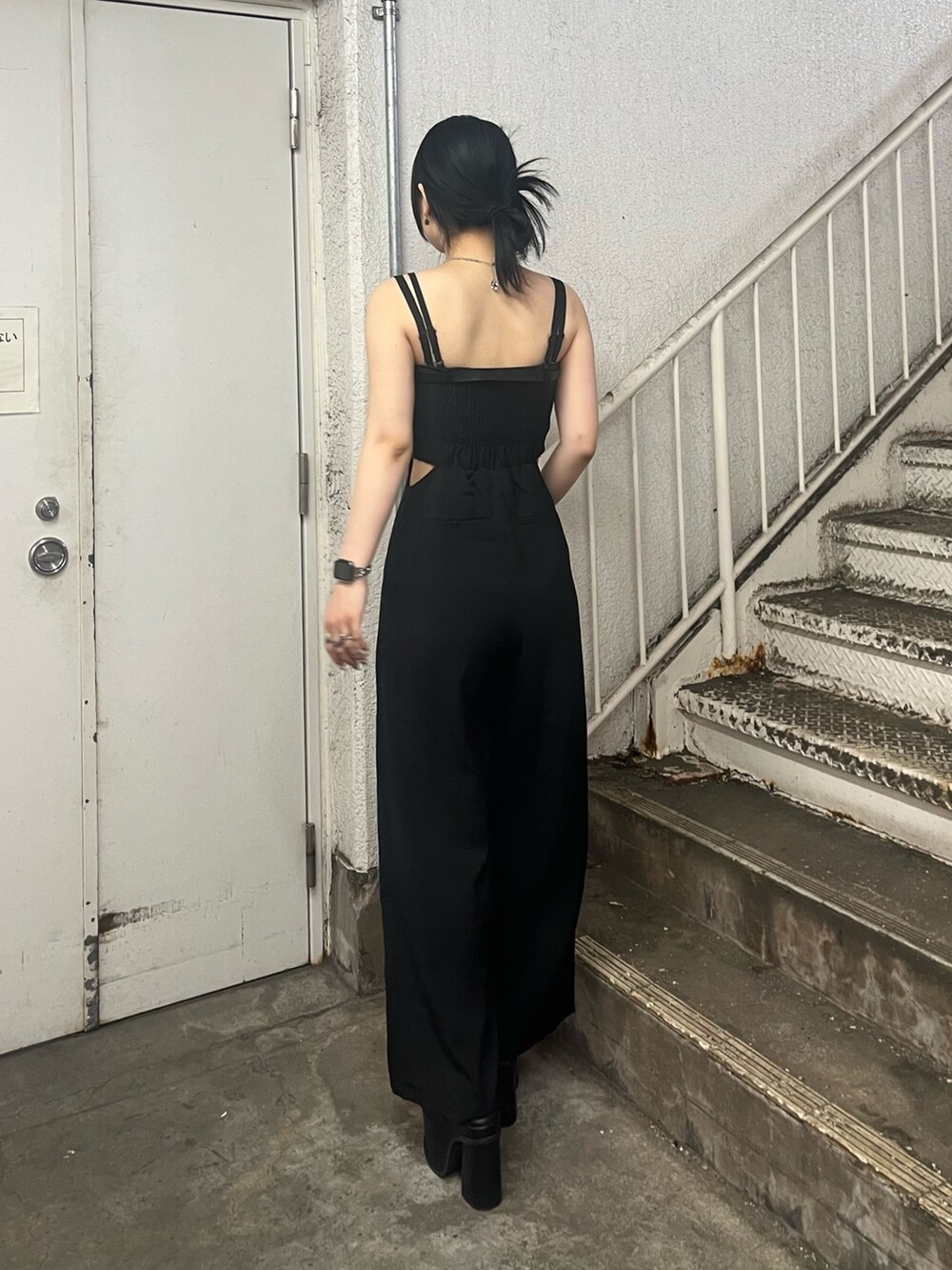ブラック系のつなぎ/オールインワン、ブラック系のサンダルを着用したレディースの夏コーディネートの3枚目の写真