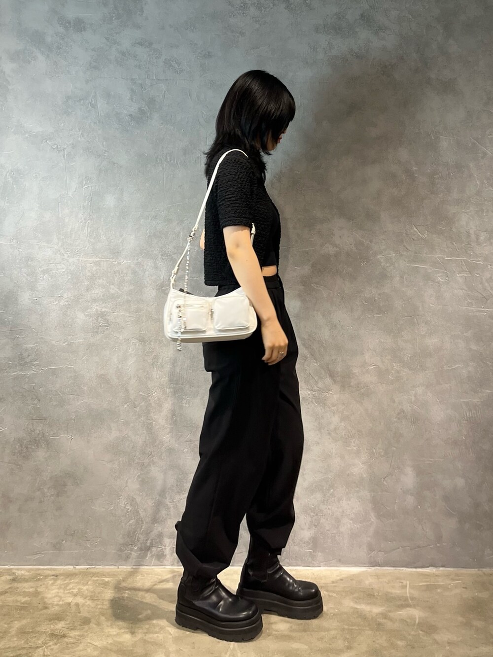 ブラック系のキャミソール、ブラック系のシャツ/ブラウス、ブラック系のその他パンツを着用したレディースの春コーディネートの3枚目の写真