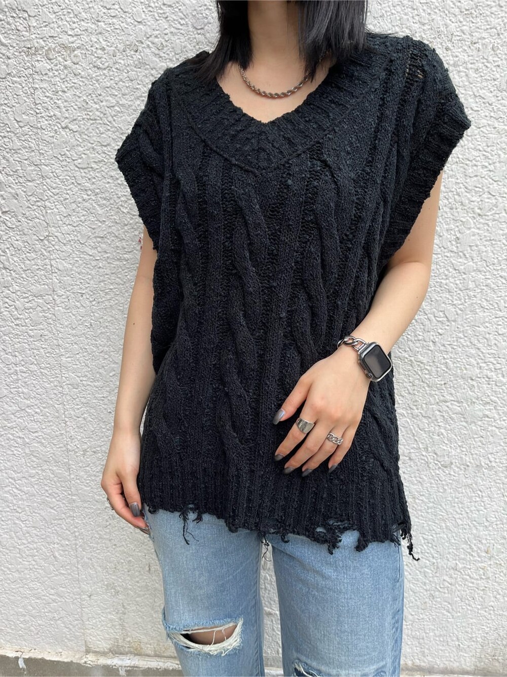 ブルー系のデニムパンツ、ベージュ系のスリッポン、ブラック系のベストを着用したレディースの秋コーディネートの5枚目の写真