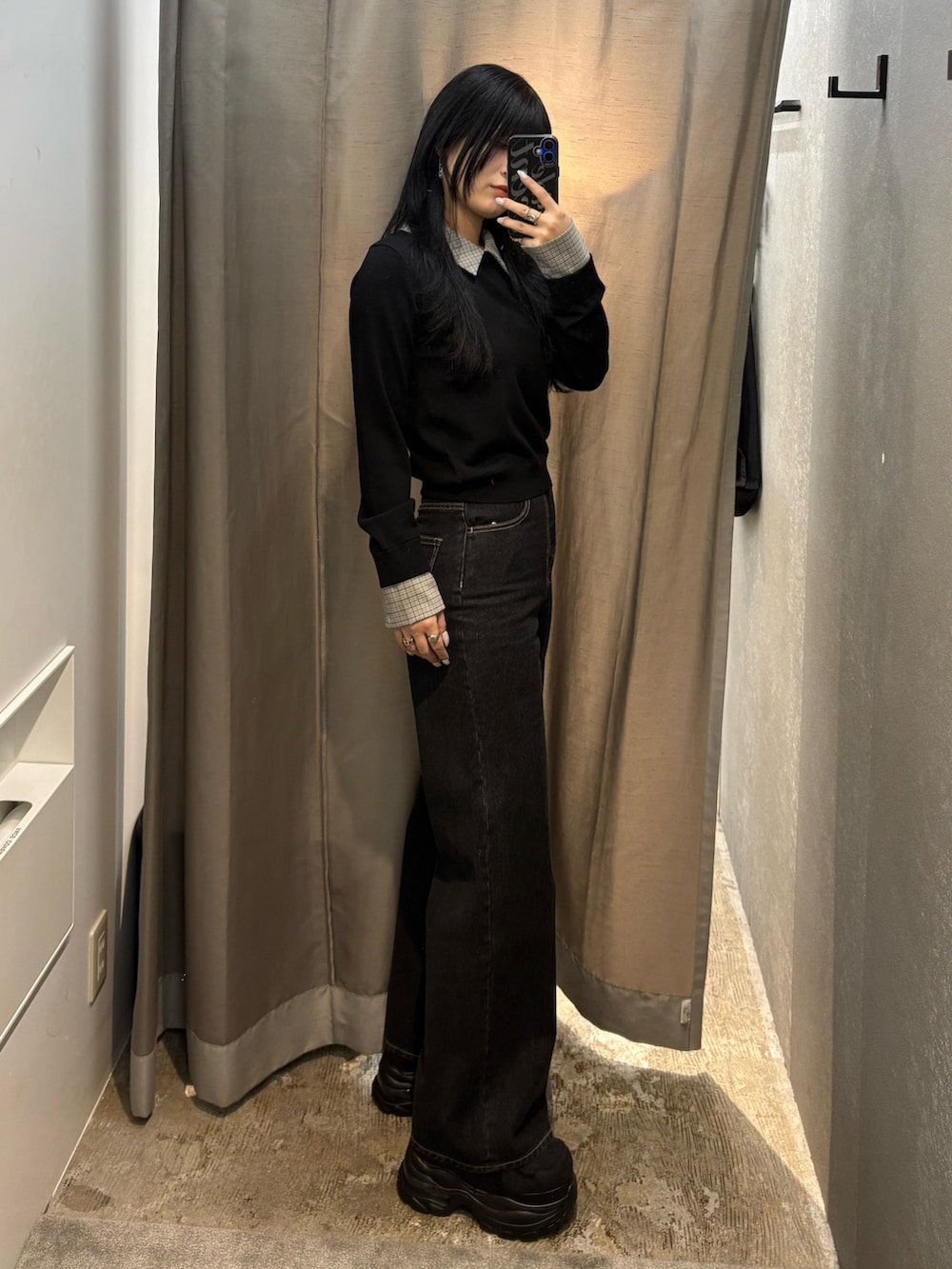 ブラック系のシャツ/ブラウス、ブルー系のデニムパンツ、ブラック系のスニーカーを着用したレディースの冬コーディネートの2枚目の写真