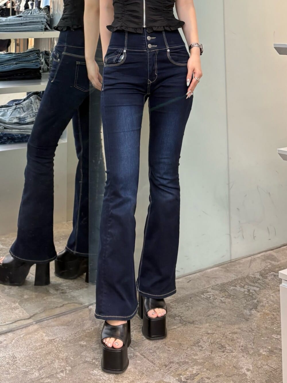 ブルー系のデニムパンツ、ブラック系のサンダル、ブラック系のシャツ/ブラウスを着用したレディースの夏コーディネートの5枚目の写真