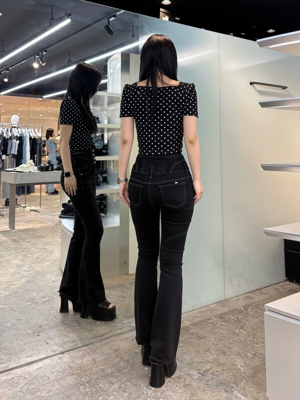 その他のTシャツ/カットソー、ブラック系のデニムパンツ、ブラック系のサンダルを着用したレディースの春コーディネートの3枚目の写真