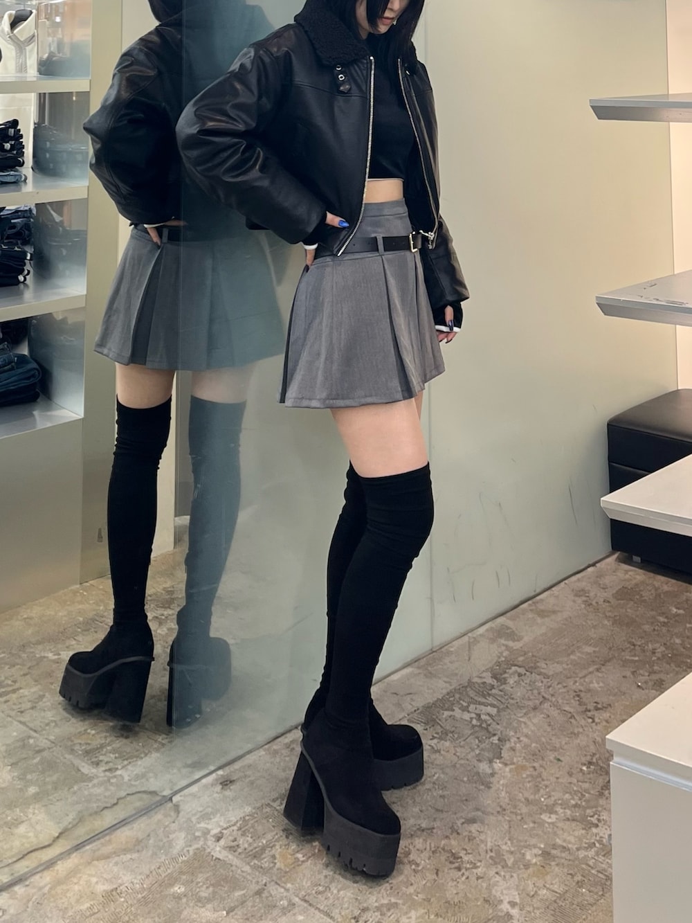 ブラック系のTシャツ/カットソー、ブラック系のブルゾン、グレー系のスカートを着用したレディースの秋コーディネートの3枚目の写真
