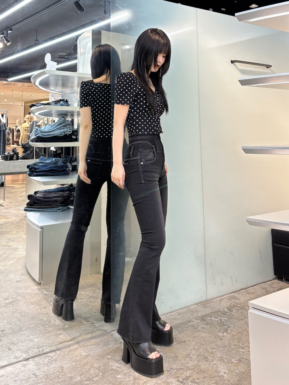 その他のTシャツ/カットソー、ブラック系のデニムパンツ、ブラック系のサンダルを着用したレディースの春コーディネートの2枚目の写真