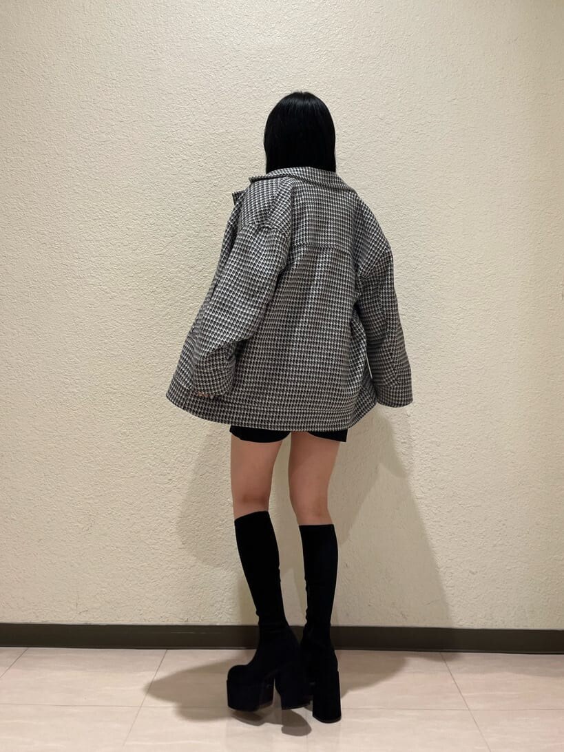 ブラック系のブーツ、その他のテーラードジャケット、ブラック系のスカートを着用したレディースの秋コーディネートの4枚目の写真