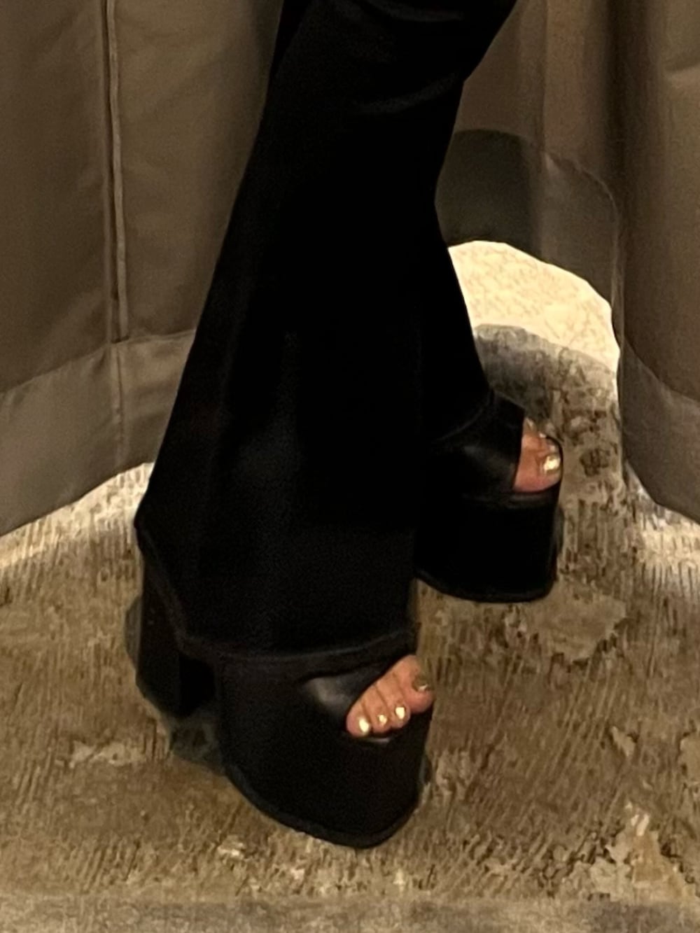グレー系のタンクトップ、ブラック系のデニムパンツ、ブラック系のサンダルを着用したレディースの夏コーディネートの6枚目の写真