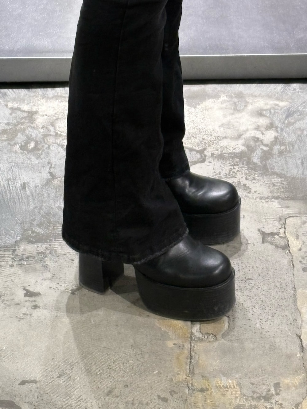 その他のニット/セーター、ブラック系のデニムパンツ、ブラック系のブーツを着用したレディースの冬コーディネートの6枚目の写真