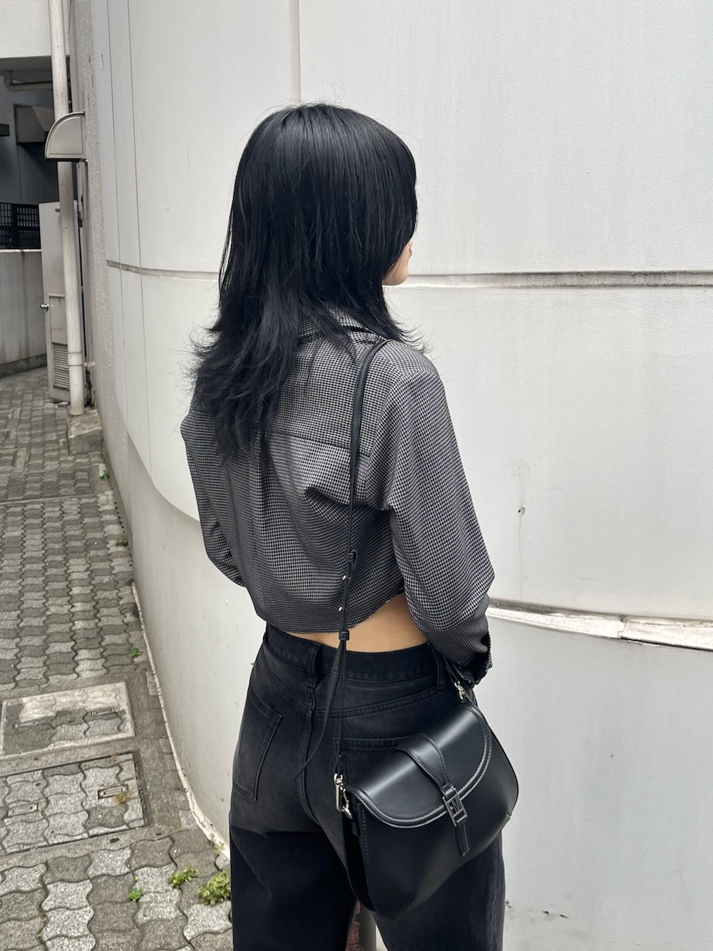 「クロップド丈、ショートシャツ、柄シャツ、チェックシャツ、オールブラック、モノトーン、ワイドデニム、ローライズ、へそ出し、厚底サンダル、デニムコーデ、高身長女子」｜「EMODAのカットオフクロップドシャツ（シャツ/ブラウス、その他）」を使った、丸山幾世子さん（レディース・168cm）の夏コーディネートの6枚目の写真
