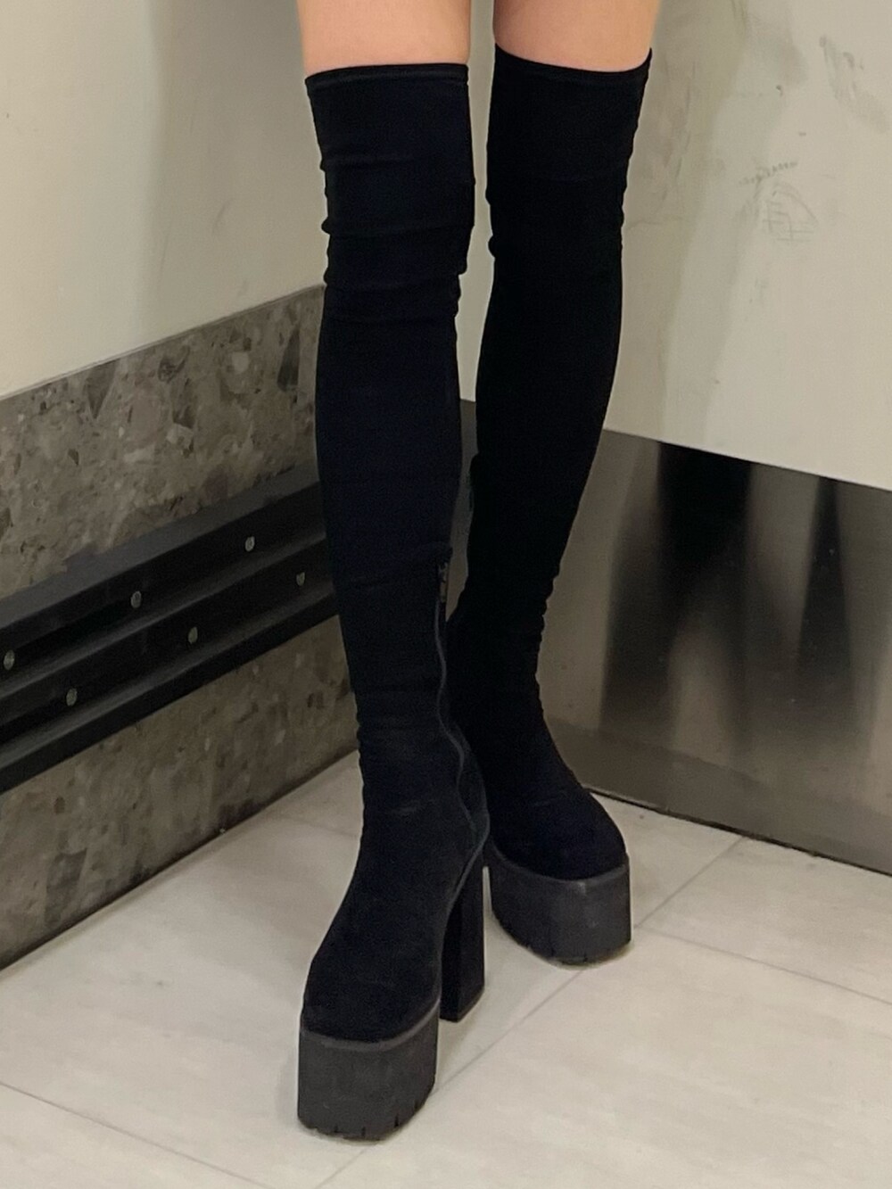 ブラック系のカーディガン/ボレロ、ブラック系のスカート、ブラック系のブーツを着用したレディースの冬コーディネートの7枚目の写真