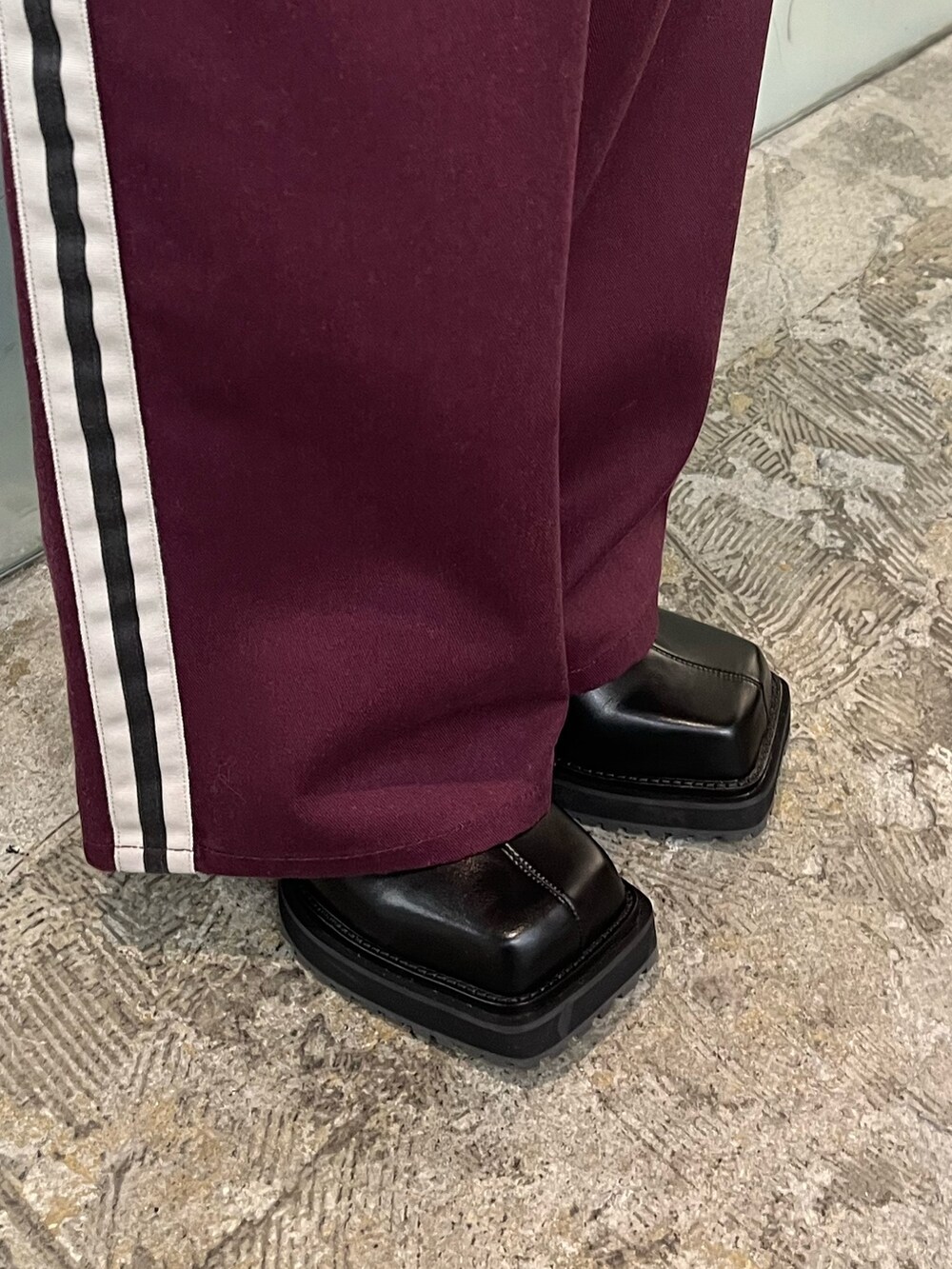 ブラック系のブルゾン、レッド系のその他パンツ、ブラック系のニット/セーターを着用したレディースの秋コーディネートの7枚目の写真