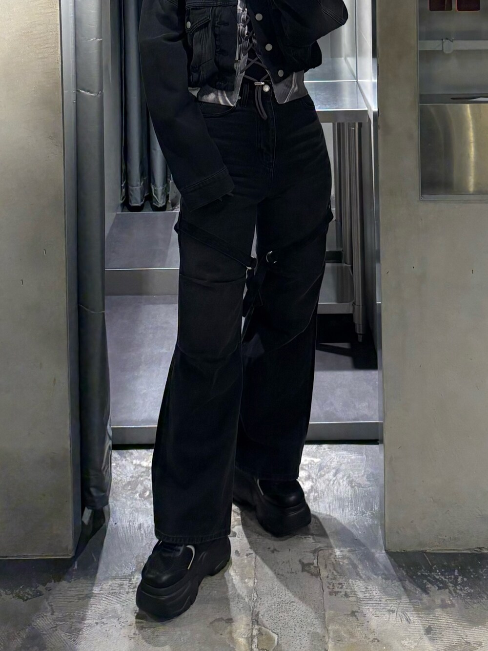 その他のニット/セーター、ブラック系のデニムパンツ、ブラック系のスニーカーを着用したレディースの冬コーディネートの5枚目の写真