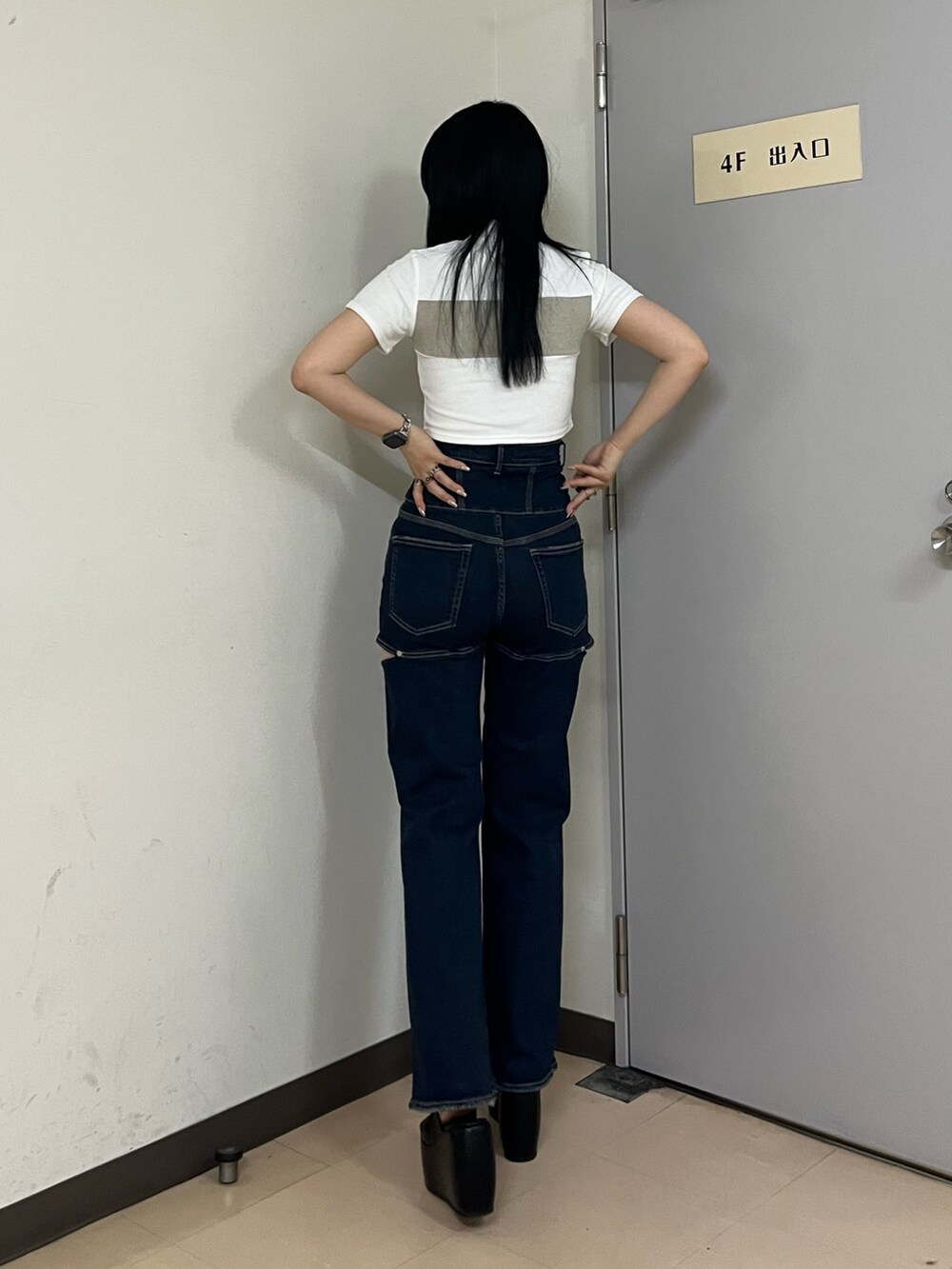 ホワイト系のTシャツ/カットソー、ブルー系のデニムパンツ、ブラック系のサンダルを着用したレディースの春コーディネートの4枚目の写真