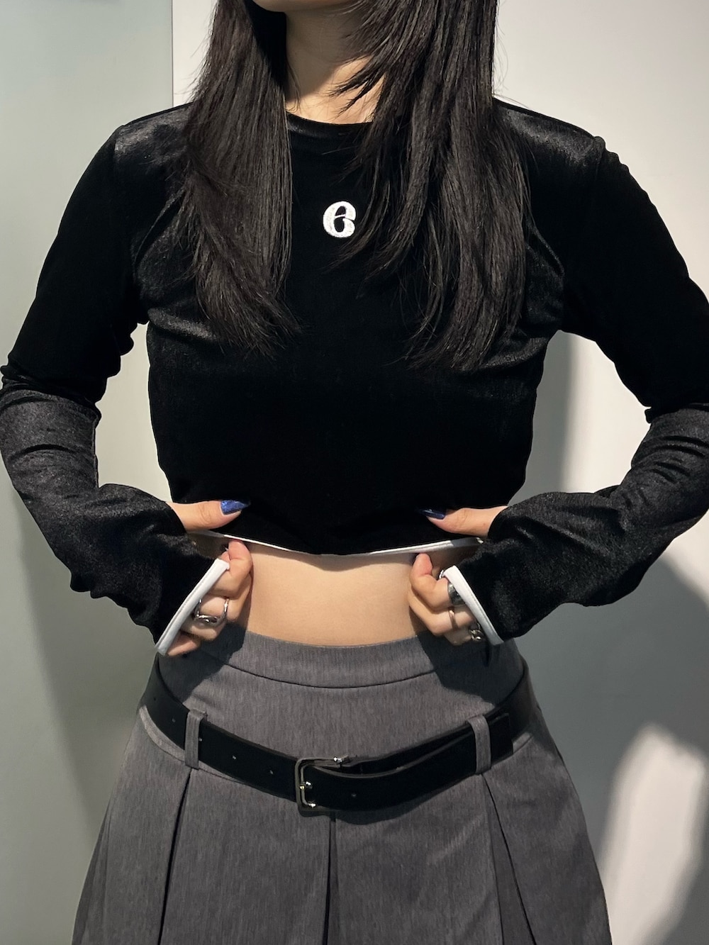 ブラック系のTシャツ/カットソー、ブラック系のブルゾン、グレー系のスカートを着用したレディースの秋コーディネートの7枚目の写真