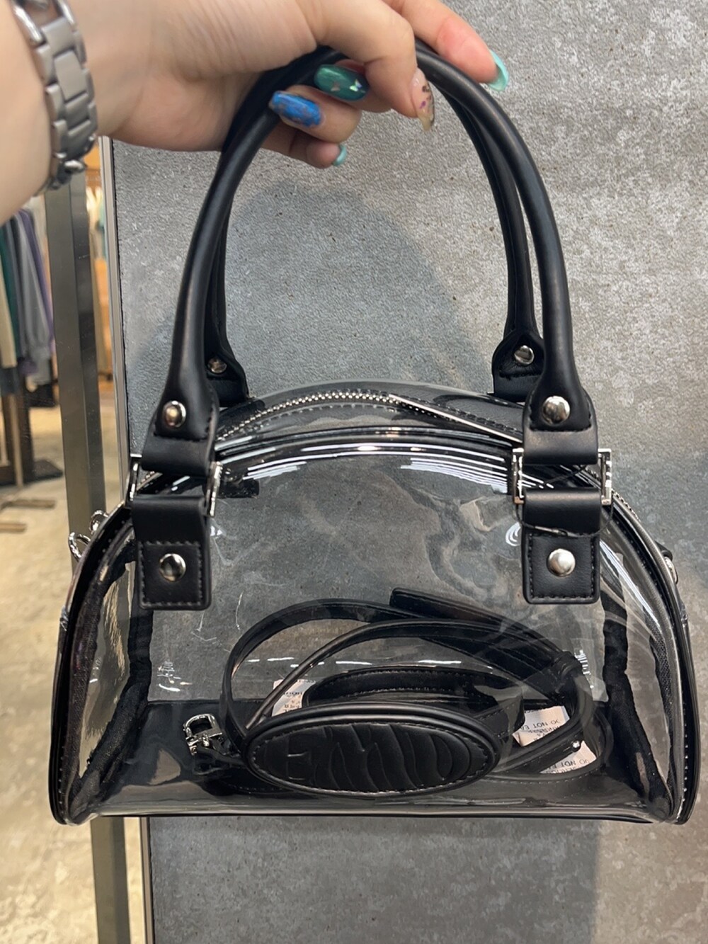 ホワイト系のTシャツ/カットソー、ブラック系のキャミソール、ブラック系のスカートを着用したレディースの春コーディネートの6枚目の写真