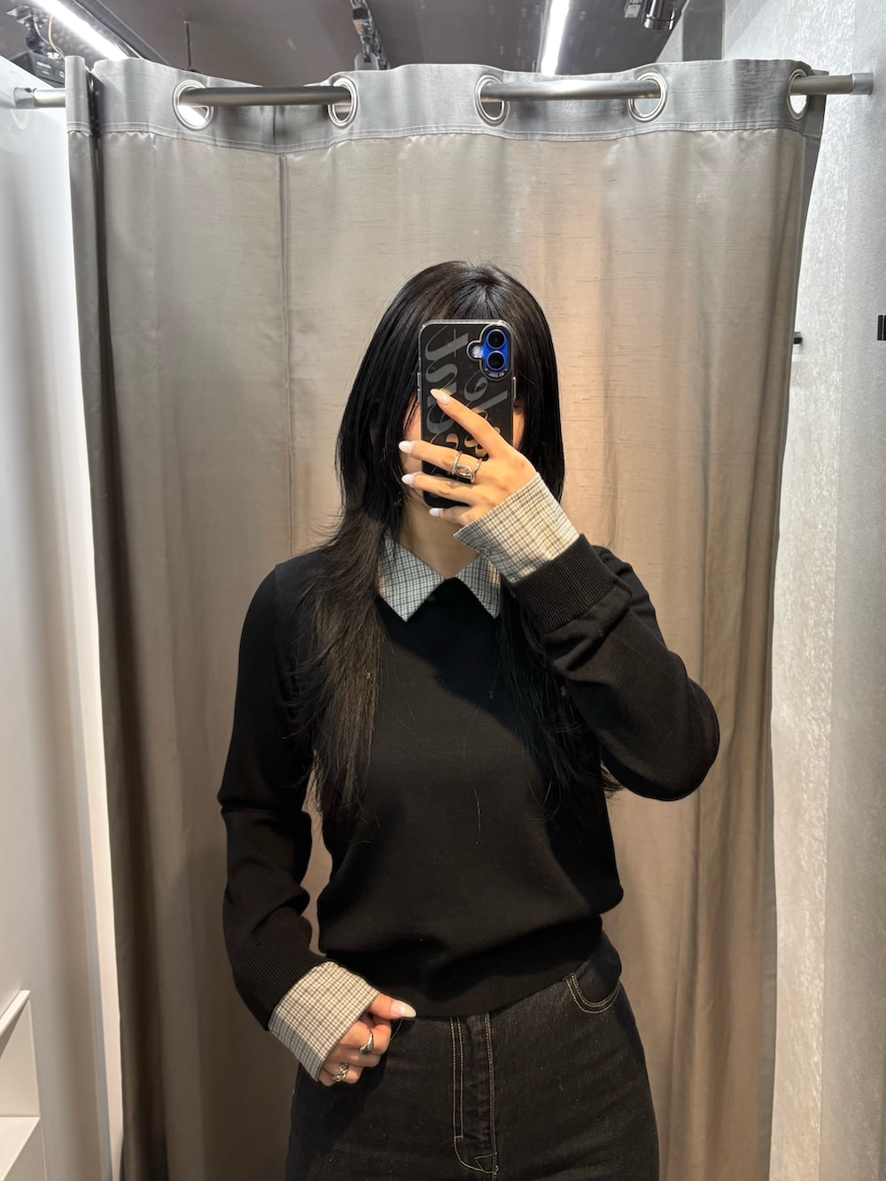 ブラック系のシャツ/ブラウス、ブルー系のデニムパンツ、ブラック系のスニーカーを着用したレディースの冬コーディネートの4枚目の写真