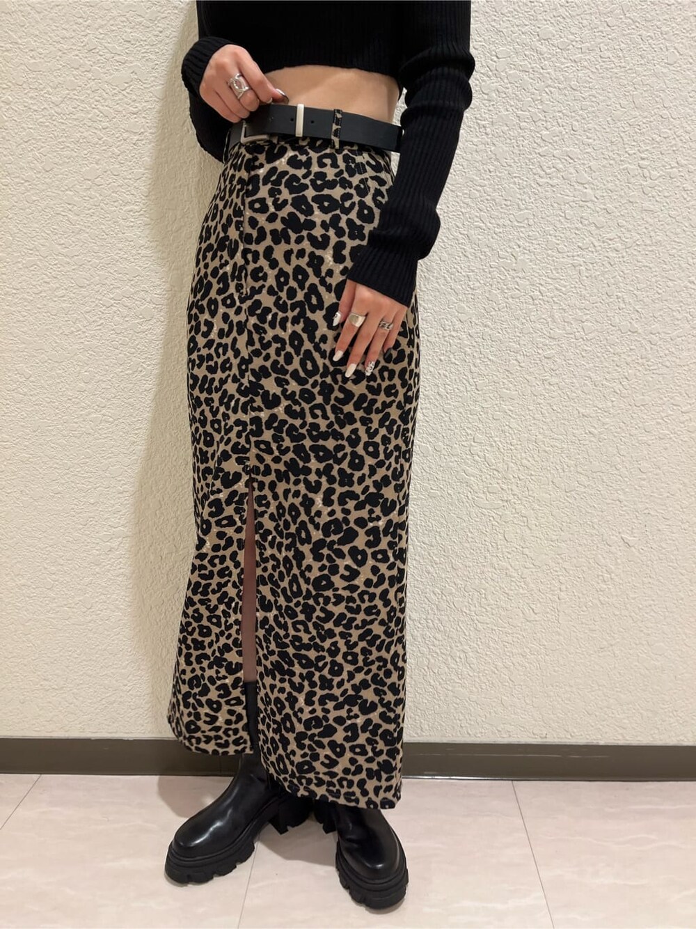 ブラック系のブーツ、ブラック系のニット/セーター、ブラック系のダウンベストを着用したレディースの秋コーディネートの9枚目の写真