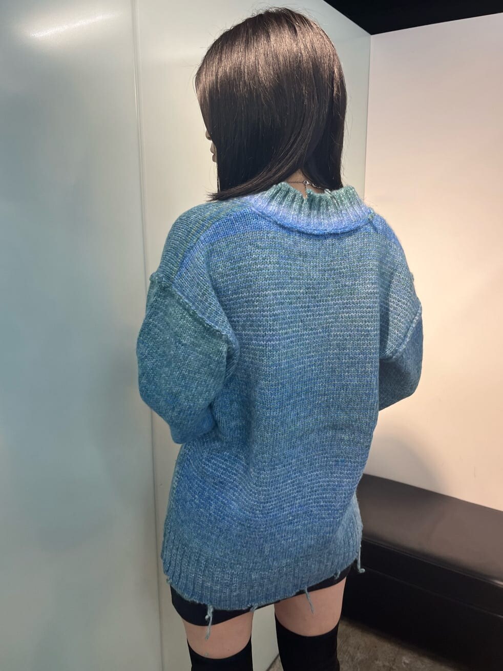 ブラック系のスカート、ブラック系のブーツ、ブラック系のスカートを着用したレディースの秋コーディネートの8枚目の写真