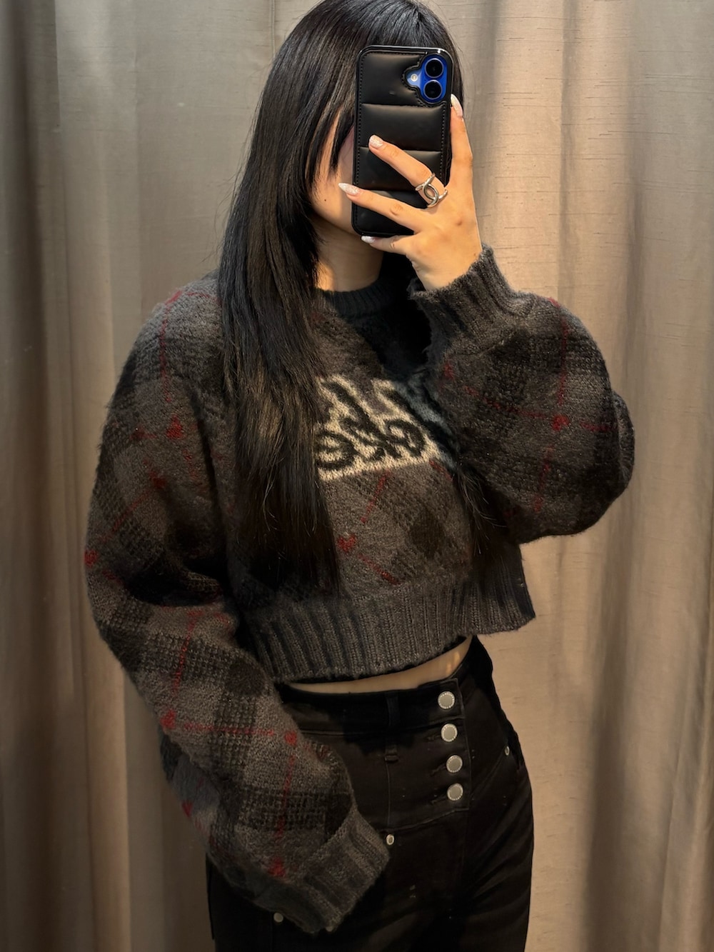 グレー系のニット/セーター、その他のダウンジャケット/コート、ブラック系のデニムパンツを着用したレディースの冬コーディネートの5枚目の写真