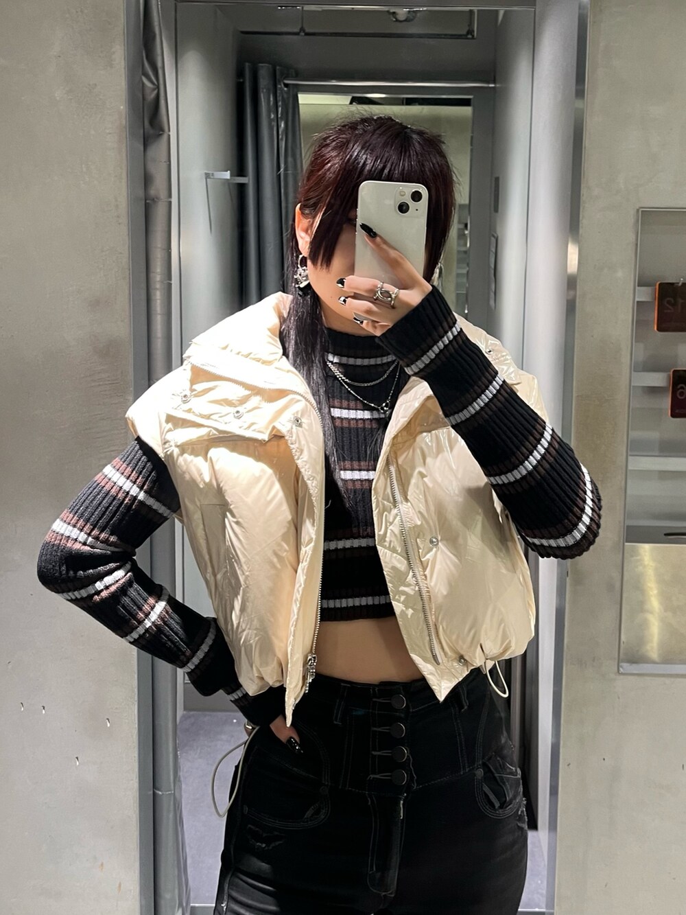 その他のニット/セーター、ホワイト系のダウンベスト、ブラック系のデニムパンツを着用したレディースの秋コーディネートの4枚目の写真